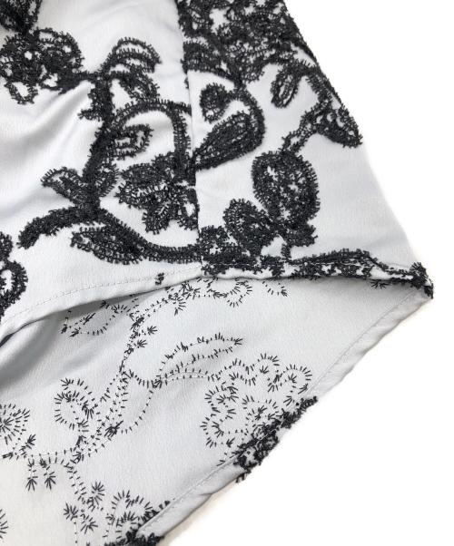 Ameri（アメリ）Ameri (アメリ) MOLE YARN EMBROIDERY SATIN SHIRT ブルー×ブラック サイズ:FREEの古着・服飾アイテム