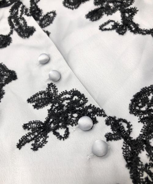Ameri（アメリ）Ameri (アメリ) MOLE YARN EMBROIDERY SATIN SHIRT ブルー×ブラック サイズ:FREEの古着・服飾アイテム