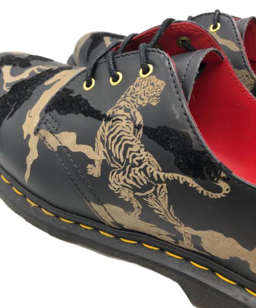 Dr.Martens（ドクターマーチン）Dr.Martens (ドクターマーチン) タイガーストライプ 3ホールシューズ ブラック サイズ:SIZE US 10の古着・服飾アイテム