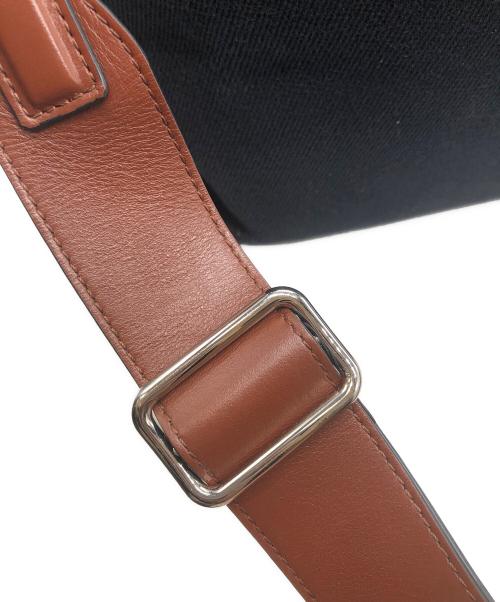 J.W.ANDERSON（ジェイダブリューアンダーソン）J.W.ANDERSON (ジェイダブリューアンダーソン) JWA Corner Crossbody Bag ブラックの古着・服飾アイテム