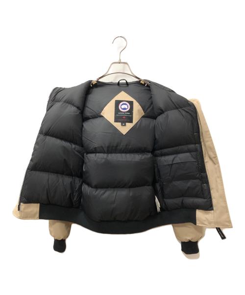 CANADA GOOSE（カナダグース）CANADA GOOSE (カナダグース) LABRADOR BOMBER ダウンジャケット ベージュ サイズ:SIZE Sの古着・服飾アイテム