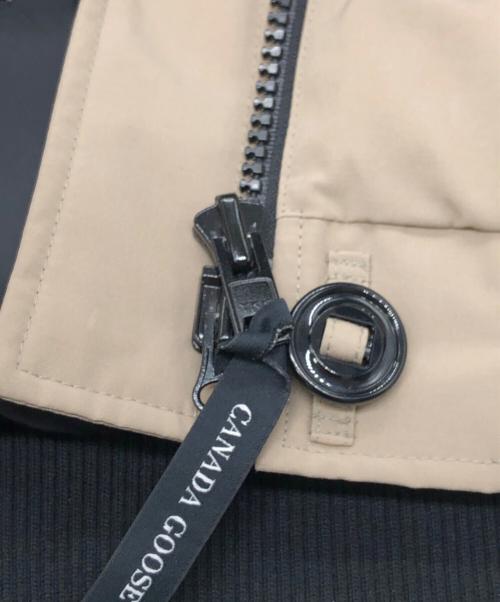 CANADA GOOSE（カナダグース）CANADA GOOSE (カナダグース) LABRADOR BOMBER ダウンジャケット ベージュ サイズ:SIZE Sの古着・服飾アイテム