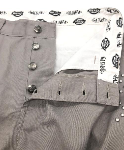 Dickies（ディッキーズ）Dickies (ディッキーズ) BADWAY (バッドウェイ) studs chino pants グレー サイズ:SIZE Mの古着・服飾アイテム