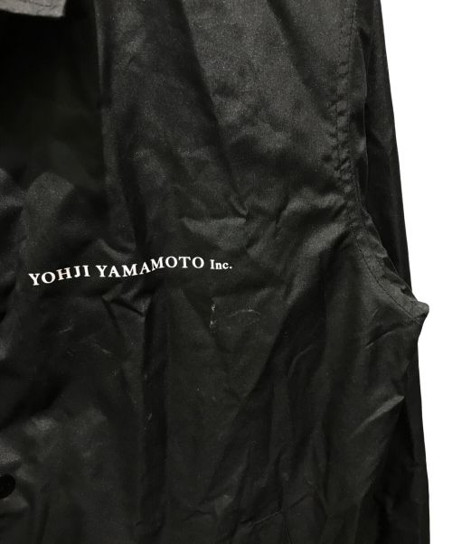 YOHJI YAMAMOTO（ヨウジヤマモト）YOHJI YAMAMOTO (ヨウジヤマモト) New Era (ニューエラ) コーポレートロゴナイロンコーチジャケット　YL-Y01-930　00周年記念  ブラック サイズ:Sの古着・服飾アイテム