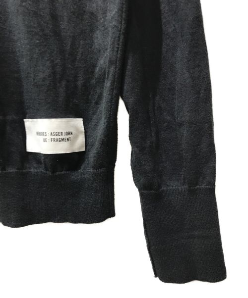 uniform experiment（ユニフォームエクスペリメント）uniform experiment FRAGMENT DESIGN (フラグメントデザイン) FRAGMENT : ASGER JORN : 'MEMOIRES' / CREWNECK KNIT　UE210014 ブラック サイズ:1の古着・服飾アイテム