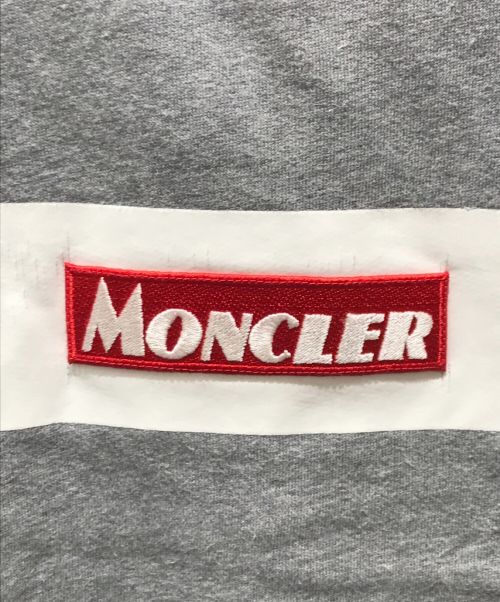 MONCLER（モンクレール）MONCLER (モンクレール) BOXロゴワッペン付 クルーネック スウェット　E29548026750 グレー サイズ:140㎝の古着・服飾アイテム