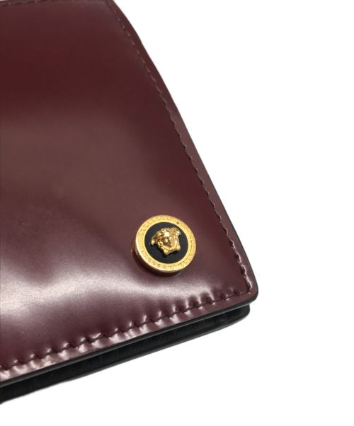 VERSACE（ヴェルサーチェ）VERSACE (ヴェルサーチ) 2つ折り財布 ボルドー サイズ:記載なしの為実寸参照の古着・服飾アイテム