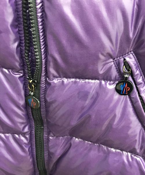 MONCLER（モンクレール）MONCLER (モンクレール) MOKA ダウンコート　920-093-49348-50 パープルの古着・服飾アイテム