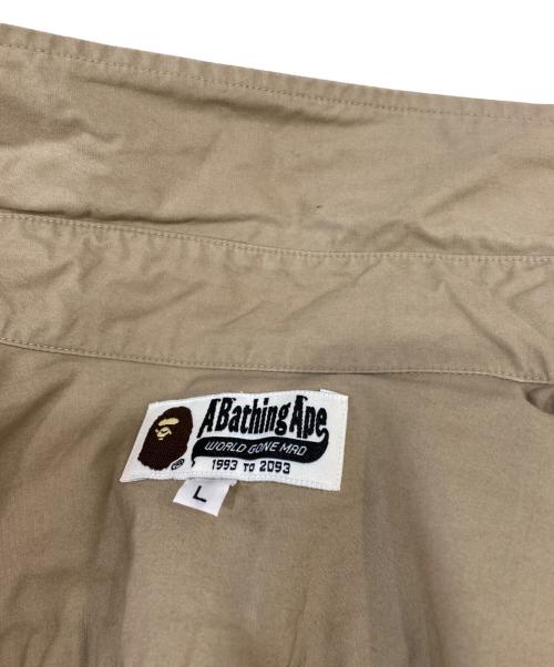 A BATHING APE（ア ベイシング エイプ）A BATHING APE (ア ベイシング エイプ) ワッペンシャツ　001SHA301018X ベージュ サイズ:Lの古着・服飾アイテム