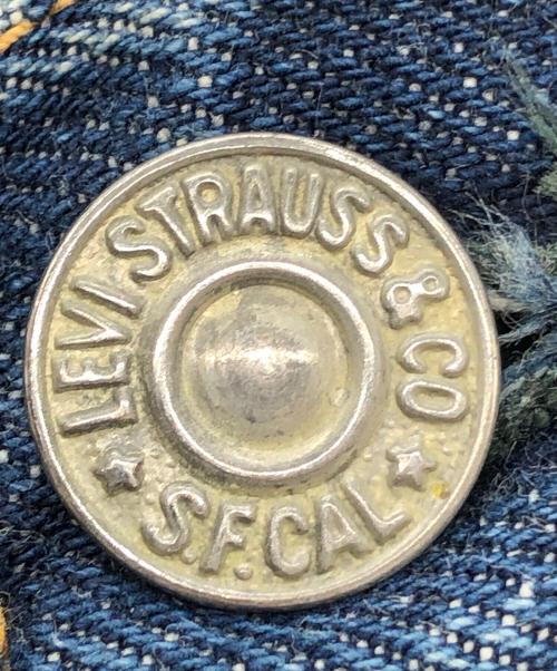 LEVI'S（リーバイス）LEVI'S (リーバイス) セルビッチデニムパンツ　501XX 革パッチ オフセット 隠しリベット 通常R BIGE インディゴ サイズ:下記参照の古着・服飾アイテム