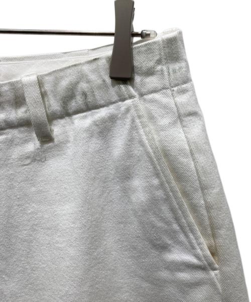 UNIVERSAL PRODUCTS.（ユニバーサルプロダクツ）UNIVERSAL PRODUCTS. (ユニバーサルプロダクツ) No Tuck Wide Denim Trousers　194-60504 ホワイト サイズ:2の古着・服飾アイテム
