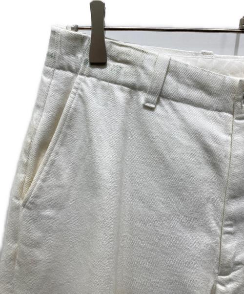 UNIVERSAL PRODUCTS.（ユニバーサルプロダクツ）UNIVERSAL PRODUCTS. (ユニバーサルプロダクツ) No Tuck Wide Denim Trousers　194-60504 ホワイト サイズ:2の古着・服飾アイテム