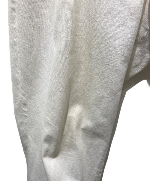 UNIVERSAL PRODUCTS.（ユニバーサルプロダクツ）UNIVERSAL PRODUCTS. (ユニバーサルプロダクツ) No Tuck Wide Denim Trousers　194-60504 ホワイト サイズ:2の古着・服飾アイテム