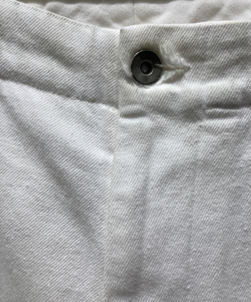 UNIVERSAL PRODUCTS.（ユニバーサルプロダクツ）UNIVERSAL PRODUCTS. (ユニバーサルプロダクツ) No Tuck Wide Denim Trousers　194-60504 ホワイト サイズ:2の古着・服飾アイテム