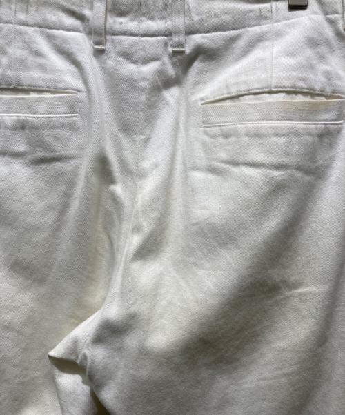 UNIVERSAL PRODUCTS.（ユニバーサルプロダクツ）UNIVERSAL PRODUCTS. (ユニバーサルプロダクツ) No Tuck Wide Denim Trousers　194-60504 ホワイト サイズ:2の古着・服飾アイテム