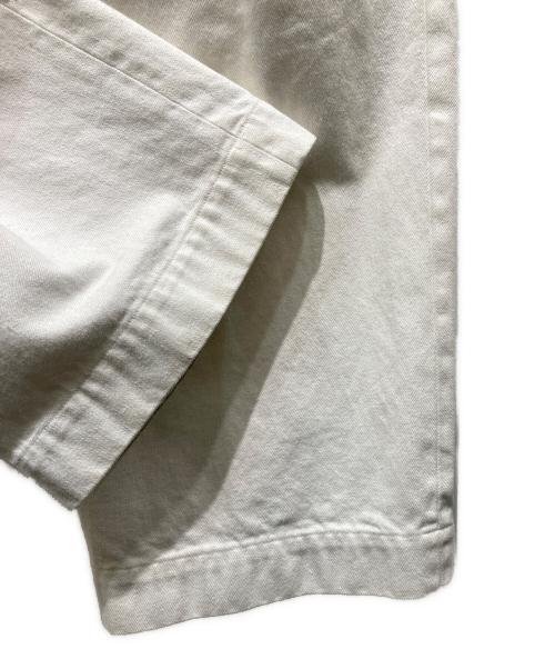 UNIVERSAL PRODUCTS.（ユニバーサルプロダクツ）UNIVERSAL PRODUCTS. (ユニバーサルプロダクツ) No Tuck Wide Denim Trousers　194-60504 ホワイト サイズ:2の古着・服飾アイテム