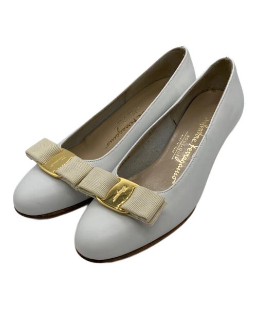 Salvatore Ferragamo（サルヴァトーレ フェラガモ）Salvatore Ferragamo (サルヴァトーレ フェラガモ) ヴァラパンプス　DG 05686 ホワイト サイズ:4の古着・服飾アイテム