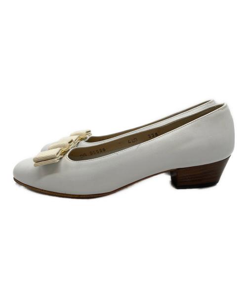 Salvatore Ferragamo（サルヴァトーレ フェラガモ）Salvatore Ferragamo (サルヴァトーレ フェラガモ) ヴァラパンプス　DG 05686 ホワイト サイズ:4の古着・服飾アイテム