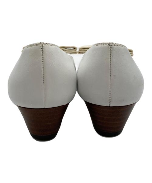 Salvatore Ferragamo（サルヴァトーレ フェラガモ）Salvatore Ferragamo (サルヴァトーレ フェラガモ) ヴァラパンプス　DG 05686 ホワイト サイズ:4の古着・服飾アイテム