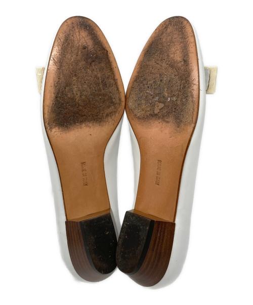 Salvatore Ferragamo（サルヴァトーレ フェラガモ）Salvatore Ferragamo (サルヴァトーレ フェラガモ) ヴァラパンプス　DG 05686 ホワイト サイズ:4の古着・服飾アイテム