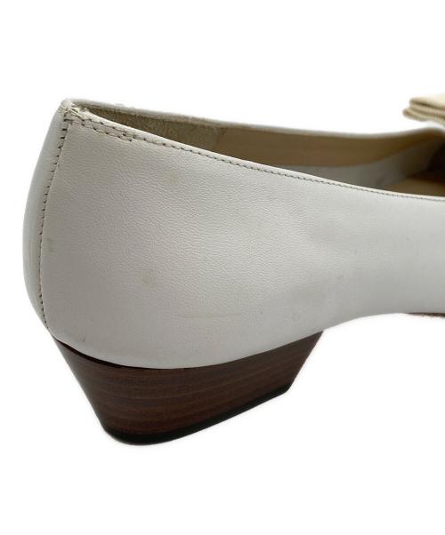 Salvatore Ferragamo（サルヴァトーレ フェラガモ）Salvatore Ferragamo (サルヴァトーレ フェラガモ) ヴァラパンプス　DG 05686 ホワイト サイズ:4の古着・服飾アイテム