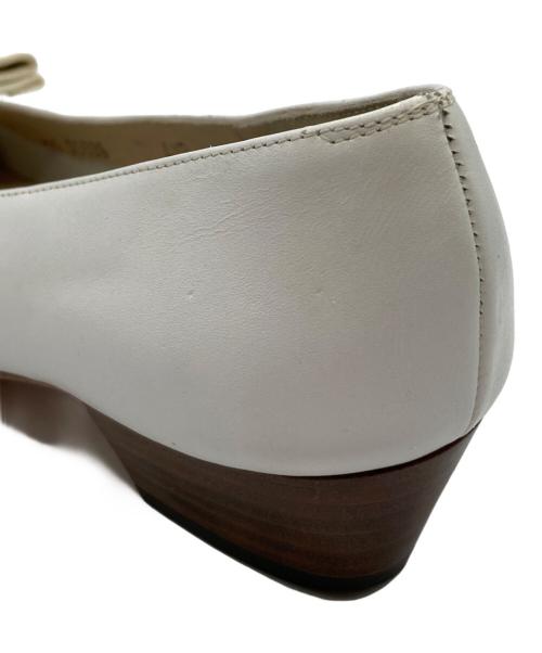 Salvatore Ferragamo（サルヴァトーレ フェラガモ）Salvatore Ferragamo (サルヴァトーレ フェラガモ) ヴァラパンプス　DG 05686 ホワイト サイズ:4の古着・服飾アイテム