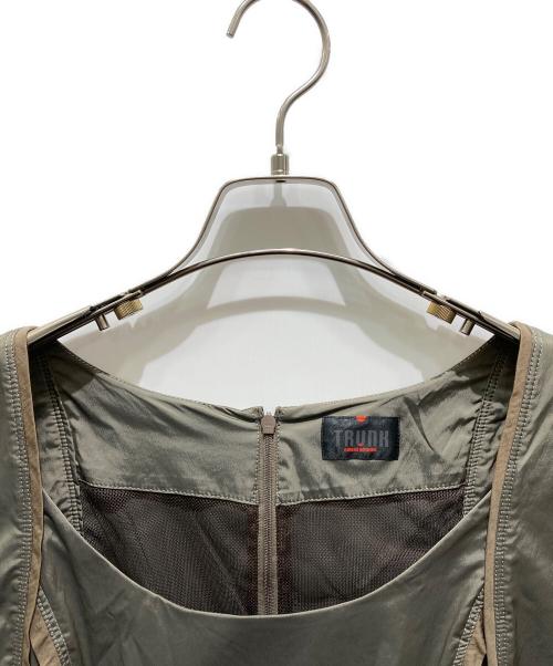 TRUNK HIROKO KOSHINO（トランク ヒロコ コシノ）TRUNK HIROKO KOSHINO (トランク ヒロコ コシノ) ノースリーブワンピース　RSEEV-74330 カーキ サイズ:40の古着・服飾アイテム