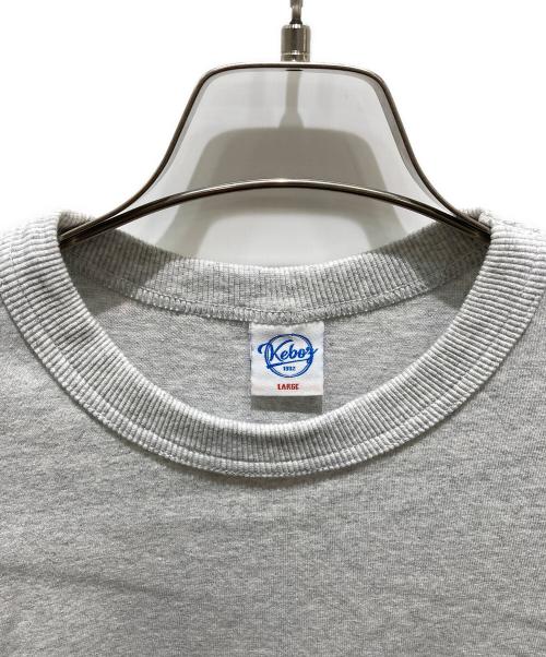 KEBOZ（ケボズ）KEBOZ (ケボズ) BB SMALL WAPPEN L/S TEE グレー サイズ:Lの古着・服飾アイテム