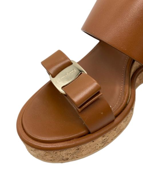 Salvatore Ferragamo（サルヴァトーレ フェラガモ）Salvatore Ferragamo (サルヴァトーレ フェラガモ) ウェッジソールサンダル　ヴァラリボン　GIUDITH ブラウン サイズ:8の古着・服飾アイテム