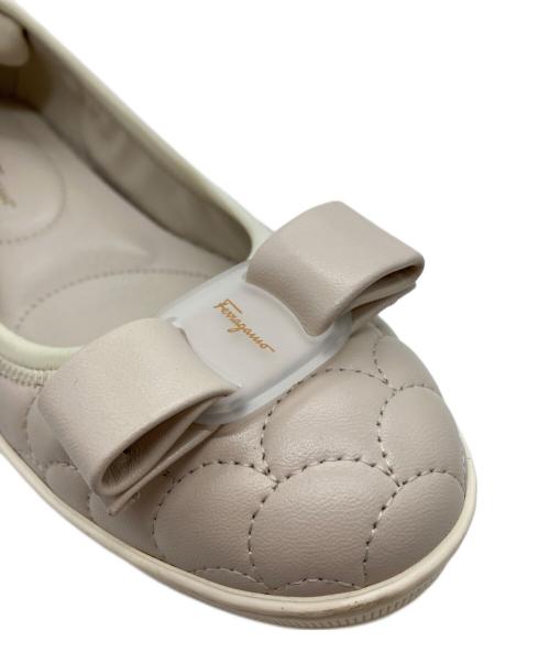 Salvatore Ferragamo（サルヴァトーレ フェラガモ）Salvatore Ferragamo (サルヴァトーレ フェラガモ) バレエシューズ アイボリー サイズ:6の古着・服飾アイテム