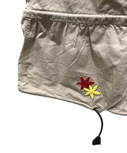 DSQUARED2（ディースクエアード）DSQUARED2 (ディースクエアード) ワンポイント花柄ベスト ベージュ サイズ:42の古着・服飾アイテム