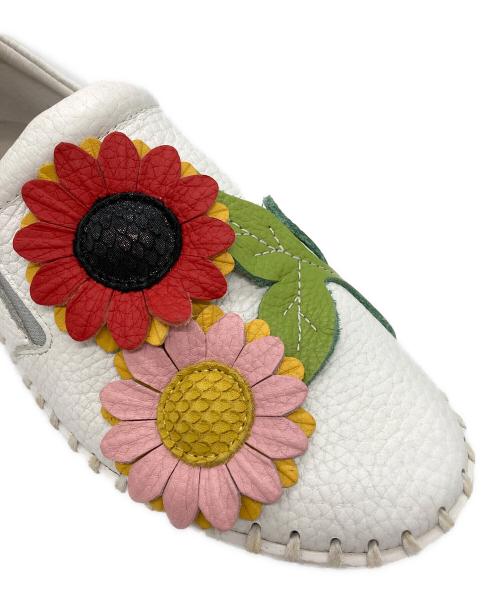 estacion（エスタシオ）estacion (エスタシオ) フラワーモチーフスリッポン ホワイト サイズ:23.5の古着・服飾アイテム