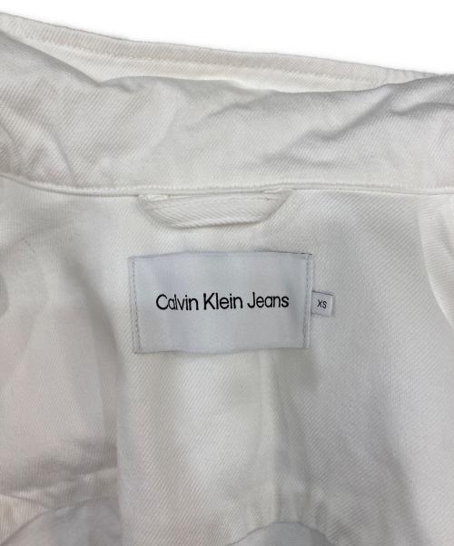Calvin Klein Jeans（カルバンクラインジーンズ）Calvin Klein Jeans (カルバンクラインジーンズ) ショート丈デニムジャケット ホワイト サイズ:XSの古着・服飾アイテム