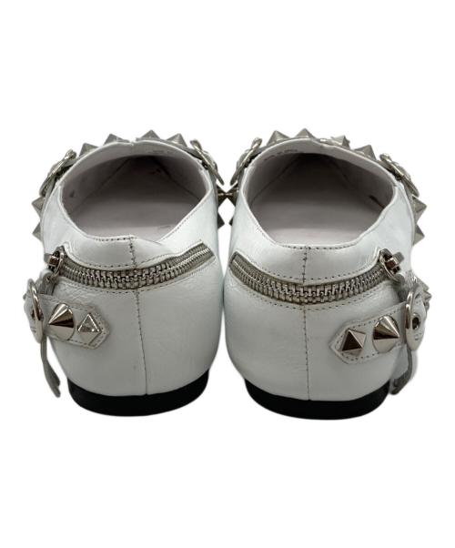 Jeffrey Campbell（ジェフリーキャンベル）Jeffrey Campbell (ジェフリーキャンベル) スタッズフラットパンプス ホワイト サイズ:37の古着・服飾アイテム