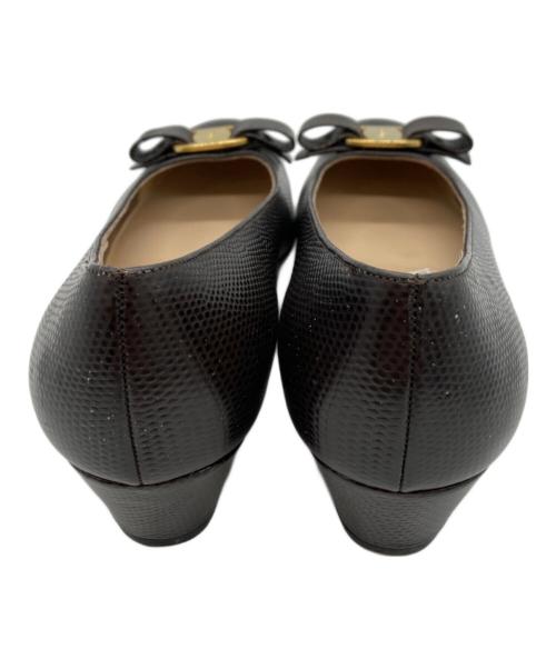 Salvatore Ferragamo（サルヴァトーレ フェラガモ）Salvatore Ferragamo (サルヴァトーレ フェラガモ) リザード型押しヴァラリボンパンプス ブラウン サイズ:7の古着・服飾アイテム