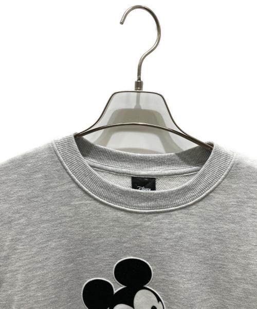 DISNEY（ディズニー）DISNEY (ディズニー) B:MING by BEAMS (ビーミングバイビームス) クルーネックスウェット グレー サイズ:S 未使用品の古着・服飾アイテム