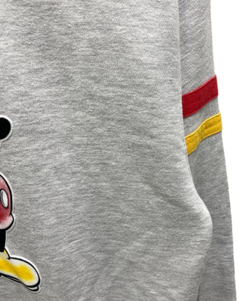 DISNEY（ディズニー）DISNEY (ディズニー) B:MING by BEAMS (ビーミングバイビームス) クルーネックスウェット グレー サイズ:S 未使用品の古着・服飾アイテム