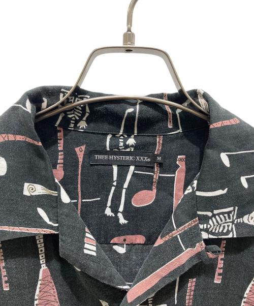 Thee Hysteric XXX（ジィ ヒステリックトリプルエックス）Thee Hysteric XXX (ジィ ヒステリックトリプルエックス) THE FUZZ総柄 半袖オープンカラーシャツ ブラック サイズ:Ｍの古着・服飾アイテム