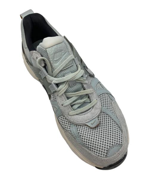 NIKE（ナイキ）NIKE (ナイキ) V2K ラン ウィメンズシューズ グレー サイズ:28.5の古着・服飾アイテム