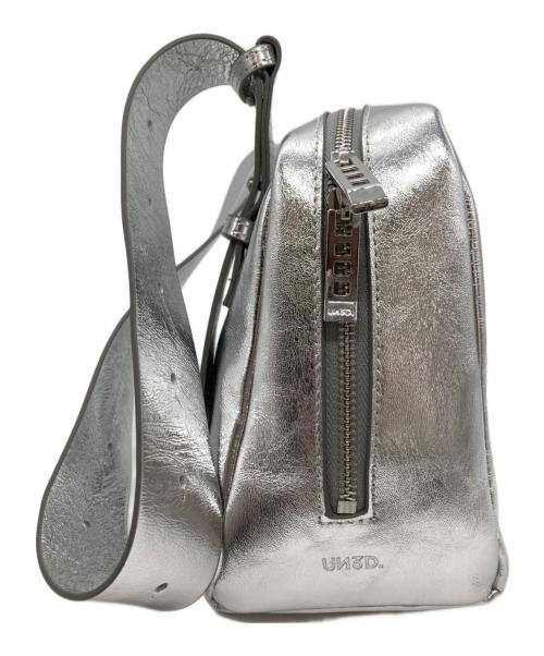 UN3D.（アンスリード）UN3D. (アンスリード) レギュラートライアングルレザーバッグ シルバーの古着・服飾アイテム