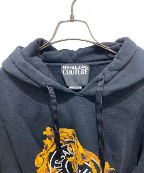 VERSACE JEANS COUTURE（ヴェルサーチ ジーンズクチュール）VERSACE JEANS COUTURE (ヴェルサーチ ジーンズクチュール) プリントプルオーバーパーカー ブラック サイズ:XXLの古着・服飾アイテム
