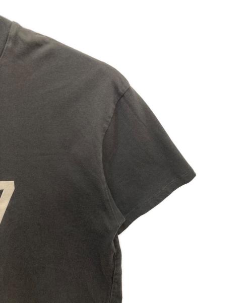 FOG ESSENTIALS（フィアオブゴッド エッセンシャル）FOG ESSENTIALS (フィアオブゴッド エッセンシャル) プリントTシャツ グレー サイズ:Sの古着・服飾アイテム