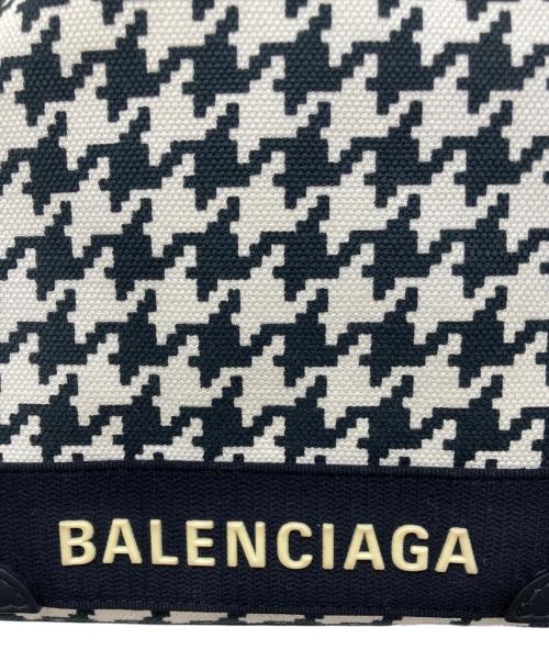 BALENCIAGA（バレンシアガ）BALENCIAGA (バレンシアガ) NAVY CABAS S AJ　千鳥柄キャンバスハンドバッグ ホワイト×ブラックの古着・服飾アイテム