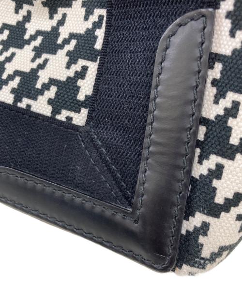 BALENCIAGA（バレンシアガ）BALENCIAGA (バレンシアガ) NAVY CABAS S AJ　千鳥柄キャンバスハンドバッグ ホワイト×ブラックの古着・服飾アイテム