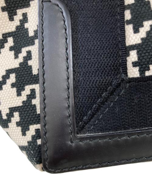 BALENCIAGA（バレンシアガ）BALENCIAGA (バレンシアガ) NAVY CABAS S AJ　千鳥柄キャンバスハンドバッグ ホワイト×ブラックの古着・服飾アイテム