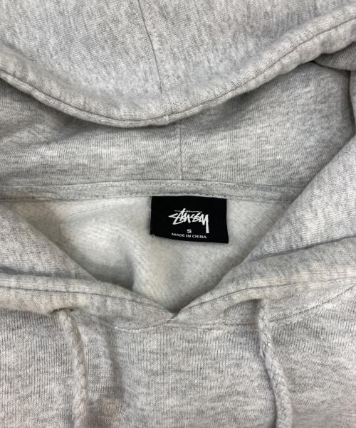 stussy（ステューシー）stussy (ステューシー) ロゴプリントプルオーバーパーカー グレー サイズ:Sの古着・服飾アイテム