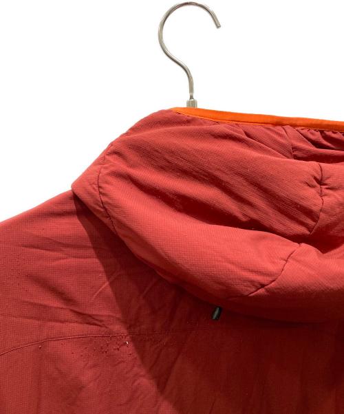 ARC'TERYX（アークテリクス）ARC'TERYX (アークテリクス) ATOM LT HOODY　アトムLTフーディー レッド サイズ:記載なしの為実寸参照の古着・服飾アイテム