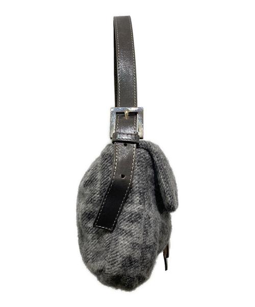 FENDI（フェンディ）FENDI (フェンディ) ロゴ総柄ワンショルダーバッグ　ズッカ　マンマバゲット グレーの古着・服飾アイテム