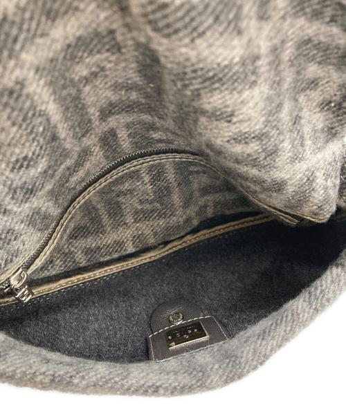 FENDI（フェンディ）FENDI (フェンディ) ロゴ総柄ワンショルダーバッグ　ズッカ　マンマバゲット グレーの古着・服飾アイテム