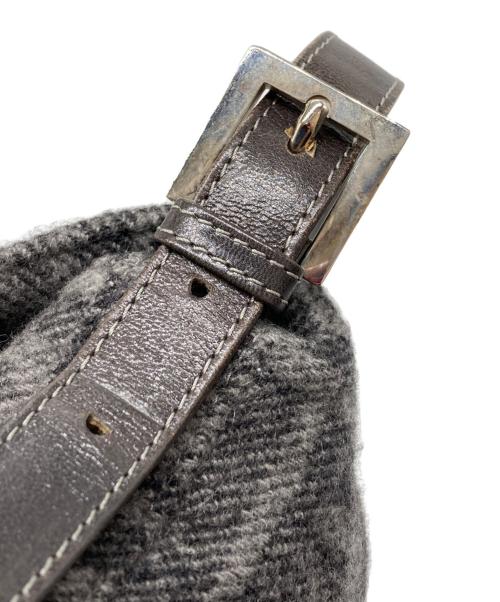 FENDI（フェンディ）FENDI (フェンディ) ロゴ総柄ワンショルダーバッグ　ズッカ　マンマバゲット グレーの古着・服飾アイテム